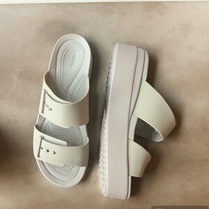 Crocs ‘Brooklyn’ Low Wedge Flatform Sandals - size 8 Khaki